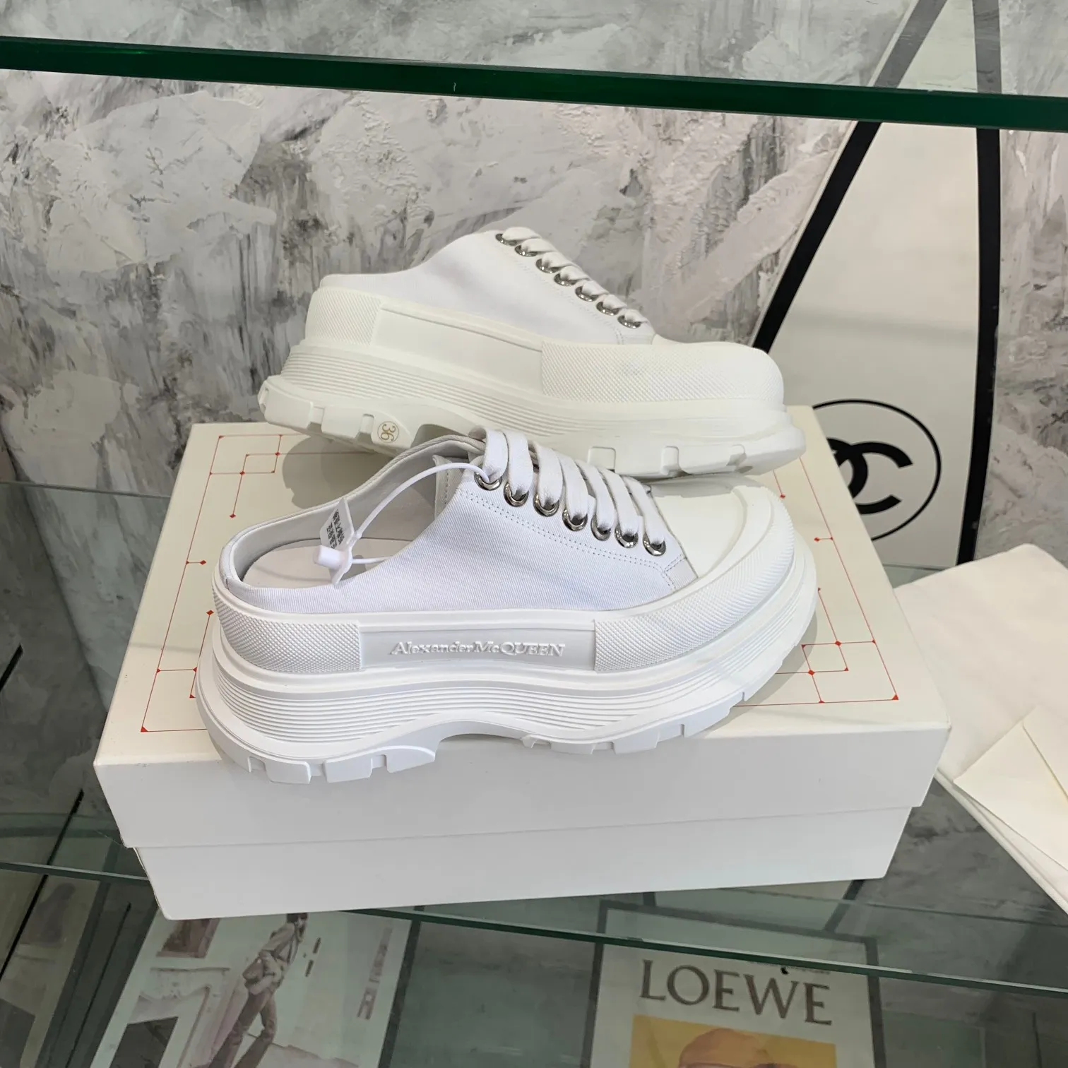 👟👟Ex-factory price 500👟👟 Mc Queen is in stock all year round [Rose] McQueen [Rose] dad shoes [Rose] ss early spring first release‼ ️‼ ️The latest Milan Fashion Week T-stage catwalk model, the unique and personalized design is very classy on the feet, and the round toe design allows the toes to be completely released. I spent a lot of money to buy multiple pairs of the originals and dismantled them and made replicas. Many celebrities such as Guli Nazha, Wu Lei, and Internet celebrity bloggers have endorsed Xiaohongshu’s popular products, and the products are sold out at the counters! Fabric: Imported pure cotton fabric Lining: Imported silk sheepskin Feet: Imported silk sheepskin Size: Women's 35-40. Packaging: original full set of packaging, outsole: increased by 5 cm, original outsole
